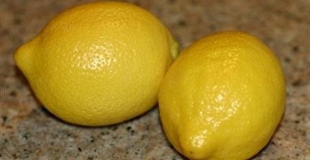 بالفيديو طريقة تحضير زيت الليمون في المنزل