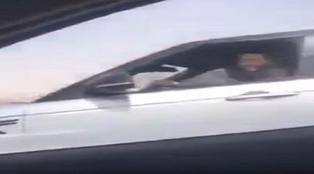 بالفيديو تامر حسني يدخل في سباق مع سائق على الطريق