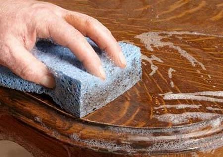 تجنب استخدام المياه لتنظيف الأثاث الخشبي وهذه هي الطريقة الصحيحة