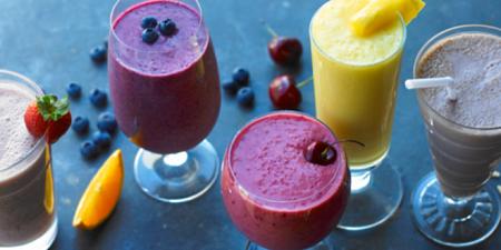 5 وصفات سموثي مغذية ومنعشة لفصل الصيف