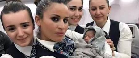 ولادة بعيدة عن غرفة العمليات وبدون أطباء هكذا تعاملت مضيفاتٌ تركيات مع ولادة على ارتفاع 42 قدماً