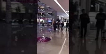 بالفيديو رد فعل سعودي خلال زيارته لمول بيع الإضاءات بالصين