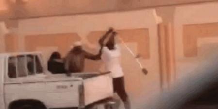 متداول انتشار فيديو لشاب يضرب رجلاً وامرأة مسنين أمام المارة