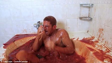 بالفيديو و الصور شاب يستحم في 1250 زجاجة فلفل حار ما حدث له سيصدمك