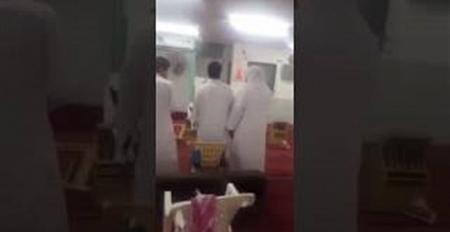 بالفيديو لحظة اعتداء شاب على مسن داخل مسجد بالسعودية