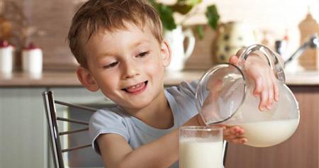 الحل السحري لجعل طفلك يشرب الحليب
