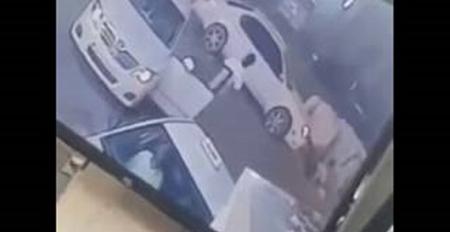 بالفيديو سيارة مسرعة تدهس رجلا يعبر الطريق في السعودية