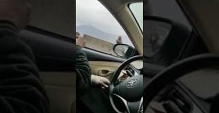 بالفيديو قرد يلقن شاب سعودي درسا لن ينساه