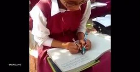 بالفيديو مهارة غريبة لتلاميذ هنود يكتبون بكلتا اليدين في نفس الوقت