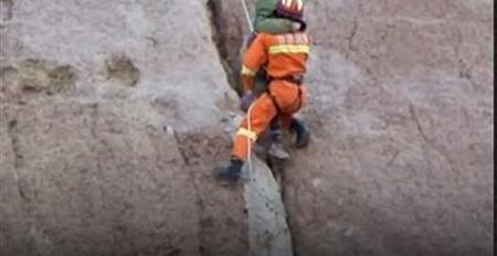 شاهد لحظة إنقاذ طفل حشر نفسه بين منحدر صخري ارتفاعه 100 متر