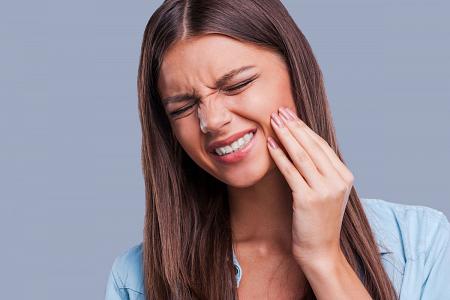 قرحة الفم المؤلمة أسبابها و طرق الوقاية منها
