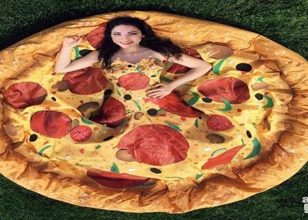 بالصور مصممة أزياء أمريكية تصنع فستانا يشبه البيتزا 