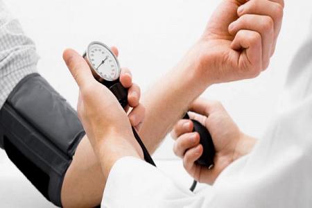10 أعراض لارتفاع ضغط الدم قد لا تعرفونها و14 طعام لتخفيض الضغط بدون دواء ! 