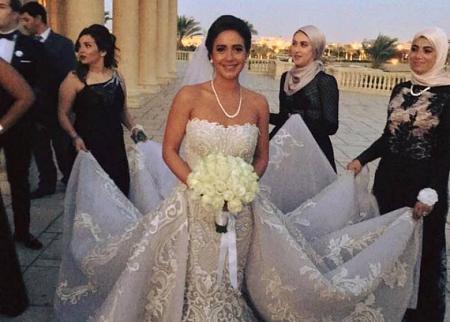بالصور فستان ملكي لابنة منى عبدالغني بتوقيع هاني البحيري