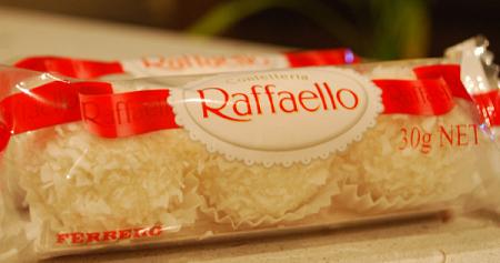 إليك طريقة عمل حلوى رافيلو بجوز الهند في أقل من 15 دقيقة