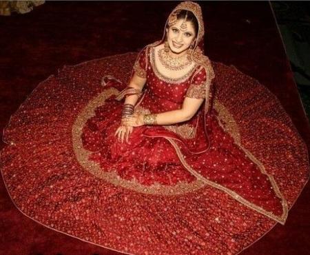 لماذا فساتين الزفاف في الهند حمراء اللون؟
