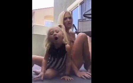 فيديو لأم وطفلتها يُشعل الانترنت !