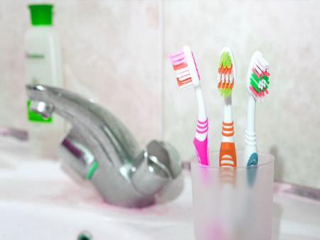 علامات تشير إلى خطر فرشاة الأسنان