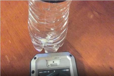 انظروا ماذا يحدث عندما تضعون قنينة ماء قرب هاتفكم المحمول ؟ 