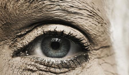 مرض العين كيف تتأثر صحة العين مع تقدم العمر ؟