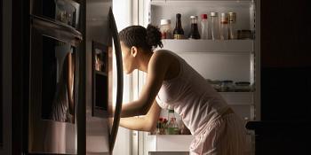 ابعدي عن الأكل وغنّيله 3 طرق فعالة لإيقاف الأكل في أثناء الليل