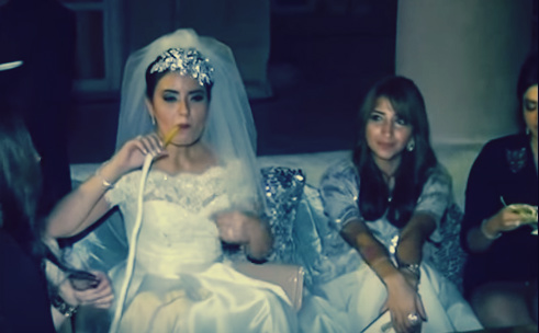 شاهد عروسة تدخن الشيشة في حفل زفافها سعيدة للغاية