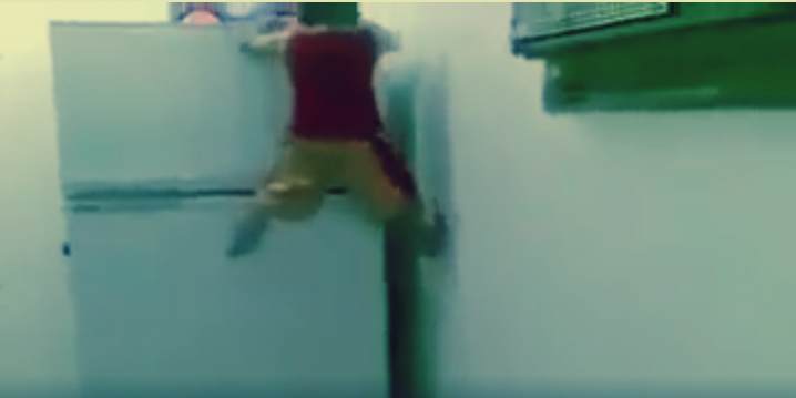 شاهد ابن سبايدر مان يتسلق الثلاجة طفل قدراته خارقة