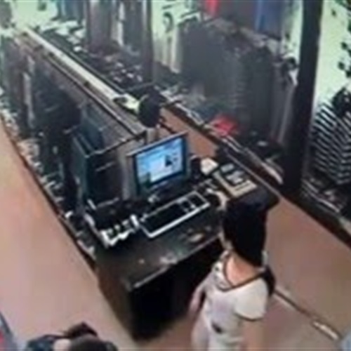 بالفيديو فتاة تسرق إيراد محل وتخفيه أسفل ملابسها