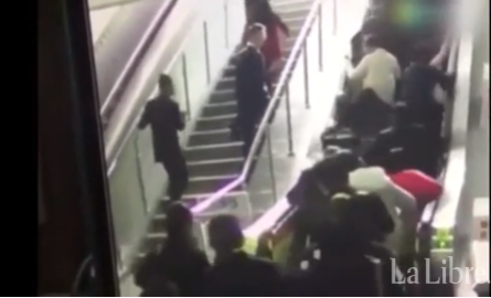شاهد سقوط عشرات في محطة مترو بالصين انتبه من فضلك السلم يرجع إلى الخلف
