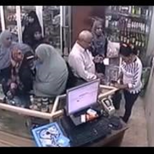 بالفيديو امرأة تستخدم حجابها في تنفيذ سرقة ماكرة بصيدلية