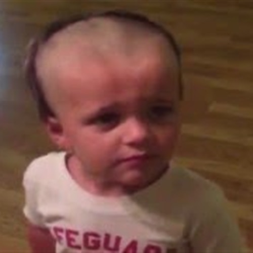 بالفيديو لقطات طريفة لطفل يحلق شعره بنفسه
