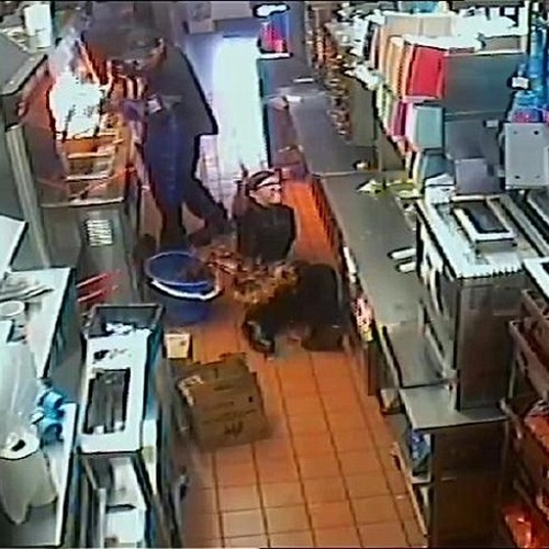بالفيديو والصور لحظة سقوط الزيت المغلي على عاملة ماكدونالدز