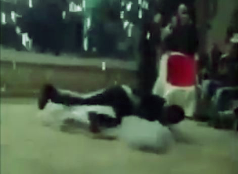 شاهد عريس مصري يسقط مع عروسته على الأرض متخليش الرومانسية تاخدك بزيادة