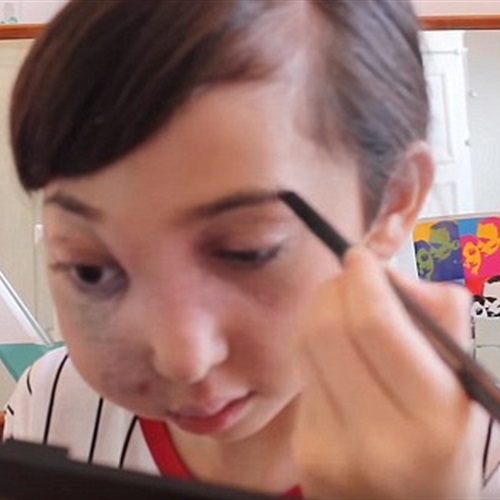 بالفيديو والصور فتاة مشوهة الوجه تتحول لنجمة يوتيوب بنصائح المكياج