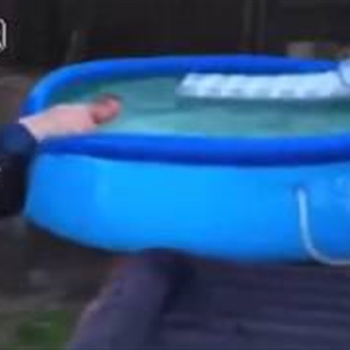 بالفيديو رجل يتعرض لموقف محرج أمام حمام السباحة