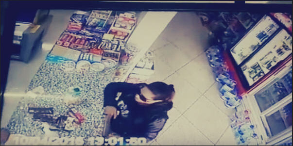 شاهد بالفيديو رد فعل صاحب محل أثناء محاولة سيده سرقة بعض الحلوى