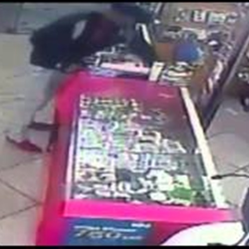 بالفيديو لحظة سرقة موبايل من محل إلكترونيات في السعودية
