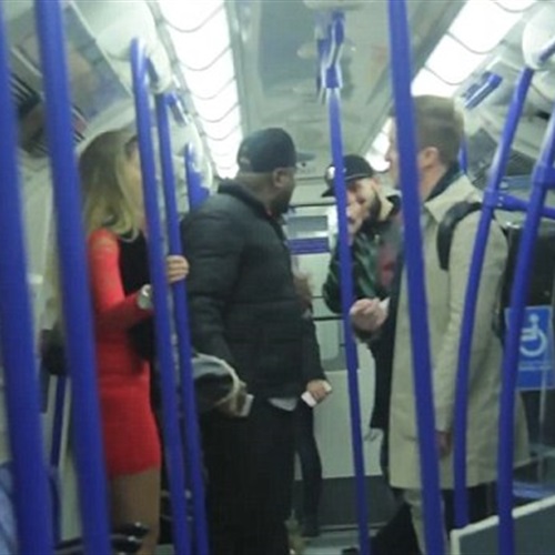 بالفيديو والصور رد فعل ركاب مترو لندن على معاكسة رجل لامرأة