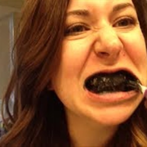 بالفيديو الفحم أسهل طريقة لتبيض الأسنان
