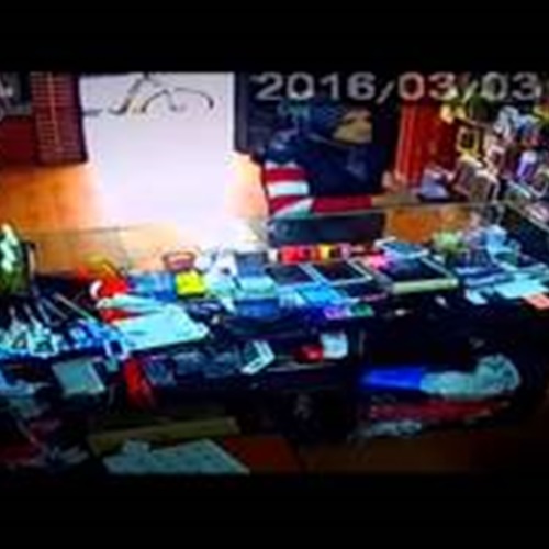 بالفيديو لحظة سرقة فتاة لهاتف من محل إلكترونيات