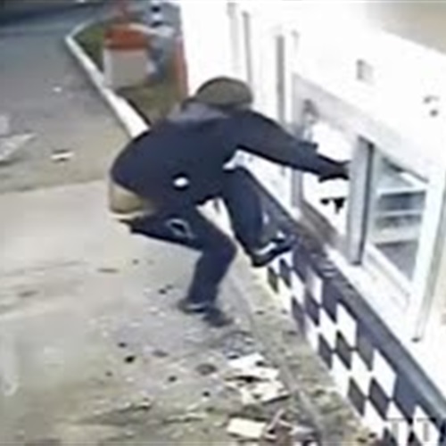 بالفيديو شاهد ماذا حدث لـحرامي حاول سرقة مطعم بتحطيم نافذته