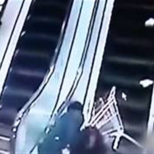 بالفيديو لحظة سقوط امرأة وطفلتها من أعلى سلم كهربائي