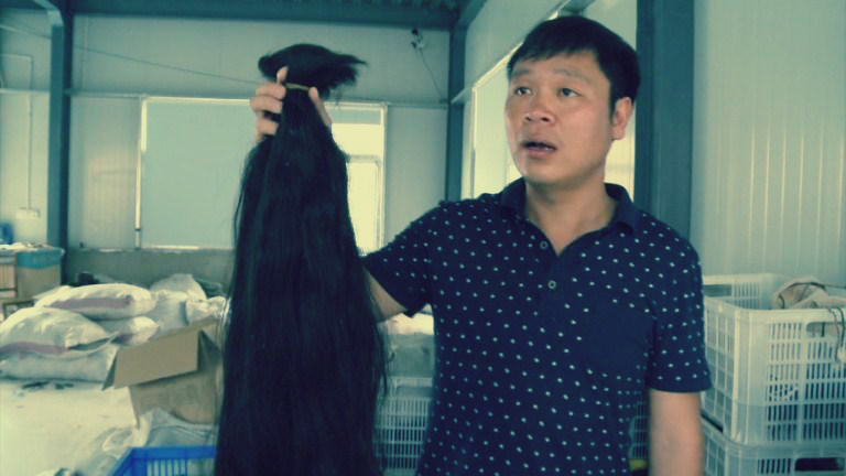 شاهد خطوات صناعة الباروكة الصيني تخيط خصل الشعر الواحدة تلو الأخرى