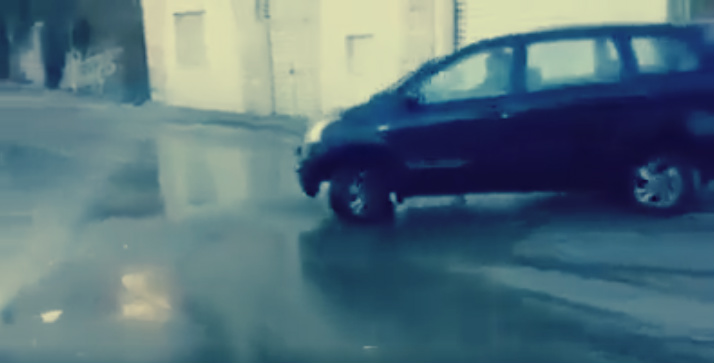 شاهد لبناني يستغل كسر ماسورة مياه في غسيل سيارته نظافة من نوع خاص