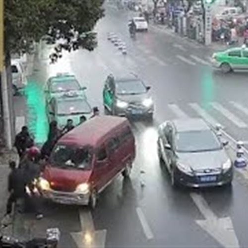 بالفيديو سيارة تدهس امرأة على الطريق بشكل مروع