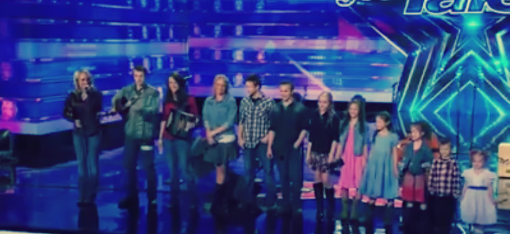 شاهد 12 أخ وأخت يغنون في Americas Got Talent الأم والأب لا يظهر عليهما السن