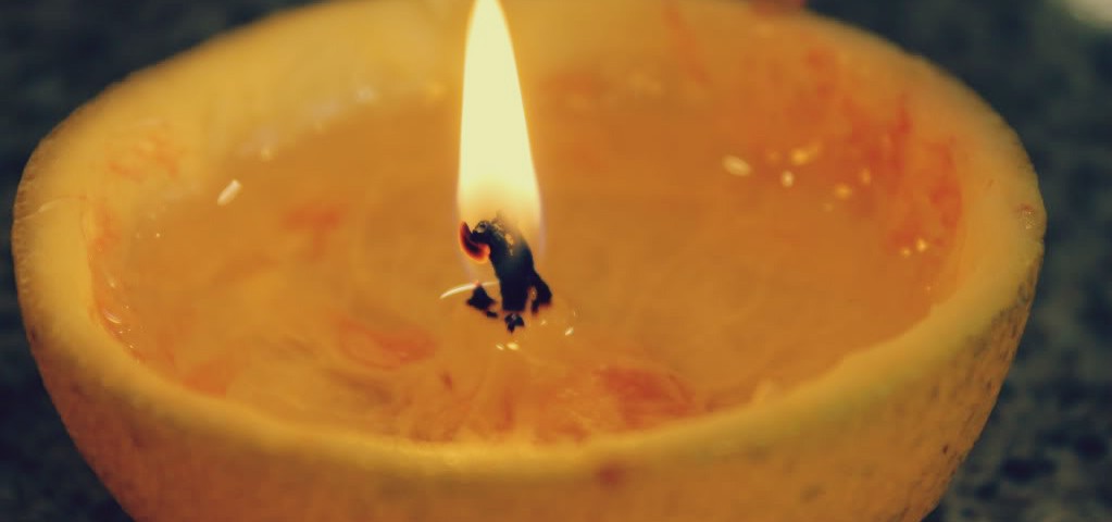 شاهدي طريقة تحويل قشرة البرتقال إلى شمعة خلال ثواني نوّري بيتك