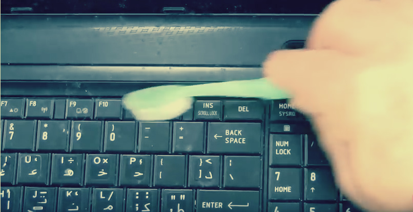 5 طرق لاستغلال فرشاة الأسنان المستهلكة تنظيف سطح لوحة مفاتيح الكمبيوتر
