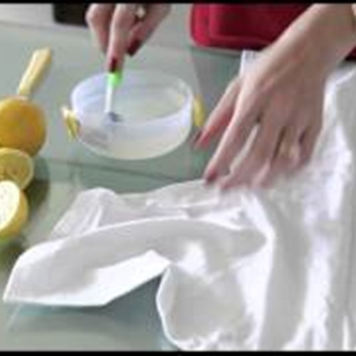 بالفيديو طريقة سحرية لتنظيف بقع الملابس الصعبة بالليمون