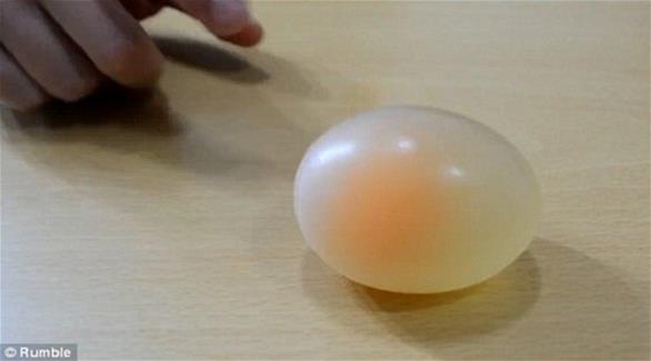 بالفيديو كيف تحول بيضة إلى كرة نطاطة بخطوات بسيطة